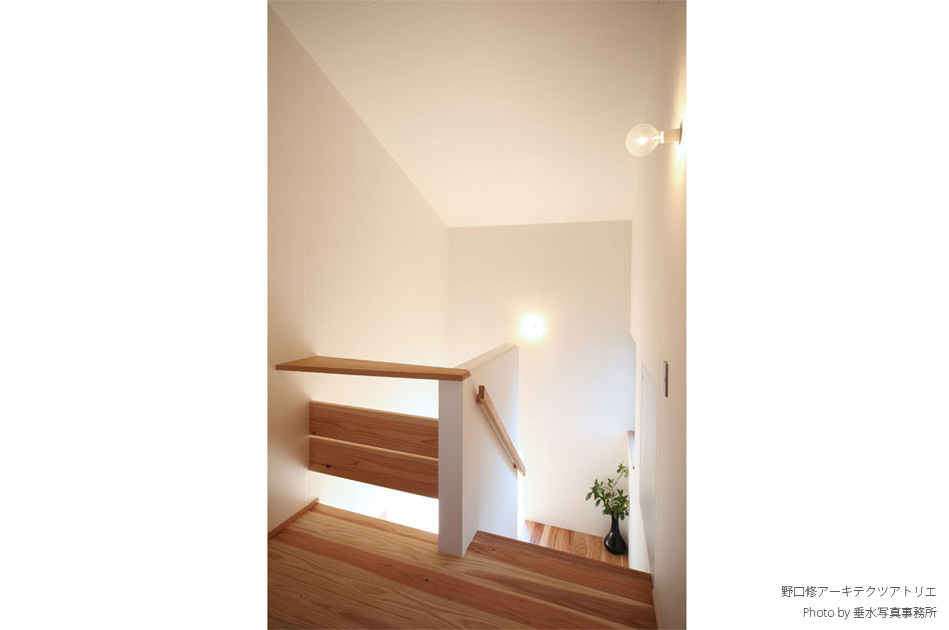 木の家　明るい階段